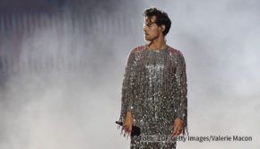 Im Jahr 2010 startete die unvergleichliche Karriere des Weltstars Harry Styles. Die ZDF-Dokumentation „The True Story of Harry Styles“ zeichnet die Karriere des Sängers nach und ist ab sofort in der ZDF-Mediathek verfügbar. Die TV-Premiere erfolgt am 13. Dezember auf ZDFinfo. (Foto: ZDF/Getty Images/Valerie Macon)