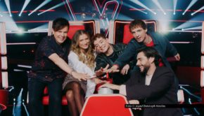 Zum Valentinstag feiert „The Voice Kids“ den Auftakt in eine neue Runde. Die mittlerweile 14. Staffel startet am 14. Februar um 20:15 Uhr in Sat.1 und auf Joyn. In den Coach-Stühlen sitzen in diesem Jahr Michael Patrick Kelly, Leony, Álvaro Soler und das Duo HE/RO. Foto © Joyn/Christoph Köstlin