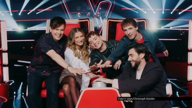 Zum Valentinstag feiert „The Voice Kids“ den Auftakt in eine neue Runde. Die mittlerweile 14. Staffel startet am 14. Februar um 20:15 Uhr in Sat.1 und auf Joyn. In den Coach-Stühlen sitzen in diesem Jahr Michael Patrick Kelly, Leony, Álvaro Soler und das Duo HE/RO. Foto © Joyn/Christoph Köstlin