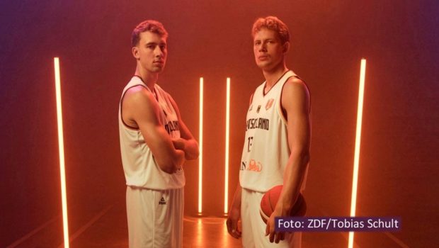 Die Berliner Basketball-Brüder Franz und Moritz Wagner spielen zusammen in der NBA für Orlando Magic und gewannen 2023 mit der deutschen Nationalmannschaft den WM-Titel. Die vierteilige Doku-Serie „The Wagner Brothers“ in der ZDF-Mediathek zeichnet ihre bisherige Karriere nach. (Foto: ZDF/Tobias Schult)