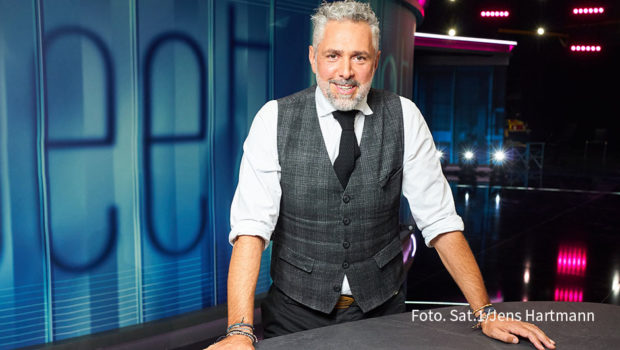 Der süße Ableger von „The Taste“ geht in die zweite Runde. In dieser Woche fordert, unterstützt und begleitet Spitzenkoch Roland Trettl die verbliebenden Kandidatinnen und Kandidaten durch drei Aufgaben, an deren Ende jeweils ein außergewöhnlicher Dessertlöffel stehen soll. (Foto: Sat.1/Jens Hartmann)
