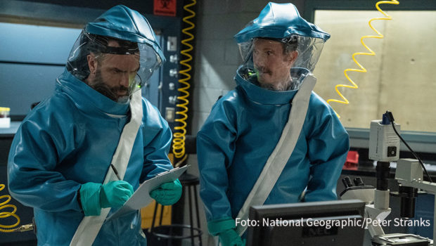 National Geographic zeigt ab heute die zweite Staffel der Anthologie-Serie „The Hot Zone“. Diesmal geht’s um eine rätselhafte Anschlagserie, die die USA im Jahr 2001 kurz nach den Terrorangriffen vom 11. September erschütterten. In der Hauptrolle spielt „Lost“-Star Daniel Dae Kim. (Foto: National Geographic/Peter Stranks)