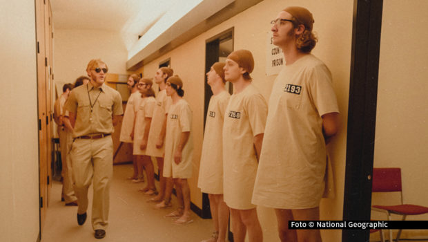 National Geographic nimmt am 27. Mai ein psychologisches Experiment in den Blick, dass in den 70er-Jahren für Aufsehen sorgte. Die dreiteilige Dokuserie „Das Stanford-Prison-Experiment: Was geschah wirklich?“ lässt nach rund 50 Jahren erstmals die Beteiligten selbst zu Wort kommen. Foto © National Geographic