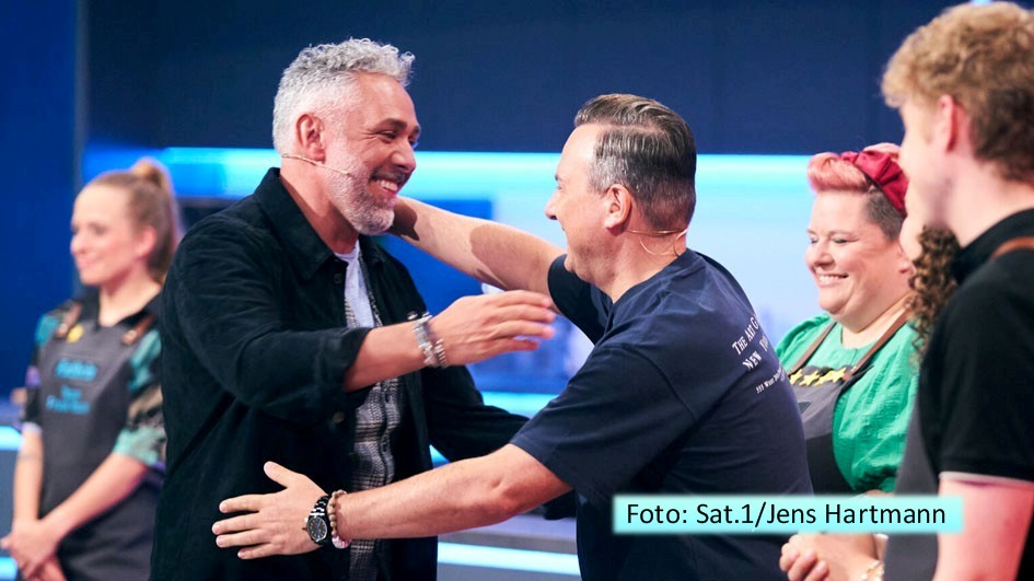 Der ehemalige „The Taste“-Coach Roland Trettl feiert am 6. Dezember sein Comeback in der Sat.1-Kochshow. Als Gastjuror stellt er zusammen mit Gerhard Retter den Teams von Tim Raue, Frank Rosin, Alexander Kumptner und Alexander Herrmann kulinarische Aufgaben mit Nikolaus-Bezug. (Foto: Sat.1/Jens Hartmann)