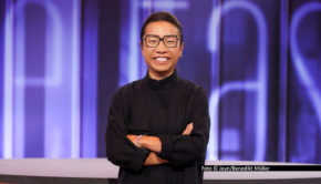 Spitzenköchin Sarah Henke aus Boppard tritt am 26. November als Gastjurorin in der Sat.1-Kochshow „The Taste“ auf. Sie wünscht sich von den Kandidatinnen und Kandidaten Probierlöffel mit asiatischem Flair – inspiriert von den Elementen Feuer, Wasser, Erde und Luft. Foto © Joyn/Benedikt Müller