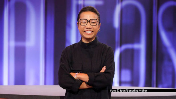 Spitzenköchin Sarah Henke aus Boppard tritt am 26. November als Gastjurorin in der Sat.1-Kochshow „The Taste“ auf. Sie wünscht sich von den Kandidatinnen und Kandidaten Probierlöffel mit asiatischem Flair – inspiriert von den Elementen Feuer, Wasser, Erde und Luft. Foto © Joyn/Benedikt Müller
