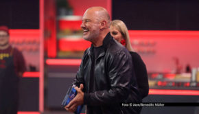 Der langjährige „The Taste“-Coach Frank Rosin gibt am 10. Dezember sein Comeback in der Sat.1-Show. Im Halbfinale tritt der Dorstener Spitzenkoch als Gastjuror für das Teamkochen auf. Seine Münchener Kollegin Rosina Ostler stellt die Aufgabe für das anschließende Einzelkochen. Foto © Joyn/Benedikt Müller