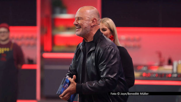 Der langjährige „The Taste“-Coach Frank Rosin gibt am 10. Dezember sein Comeback in der Sat.1-Show. Im Halbfinale tritt der Dorstener Spitzenkoch als Gastjuror für das Teamkochen auf. Seine Münchener Kollegin Rosina Ostler stellt die Aufgabe für das anschließende Einzelkochen. Foto © Joyn/Benedikt Müller