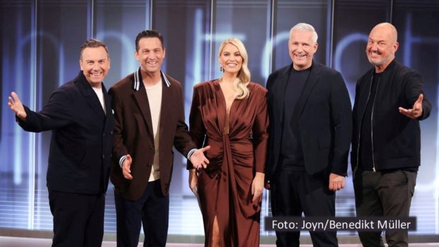 Zum Staffelfinale gibt’s am 18. Dezember volles Haus in der Sat.1-Kochshow „The Taste“. Die Coaches Tim Raue, Alexander Kumptner, Alexander Herrmann und Frank Rosin sowie Moderatorin Angelina Kirsch begrüßen als Gastjuroren alle Siegerinnen und Sieger der bisherigen zwölf Staffeln. Foto-Joyn_Benedikt-Mueller.jpg