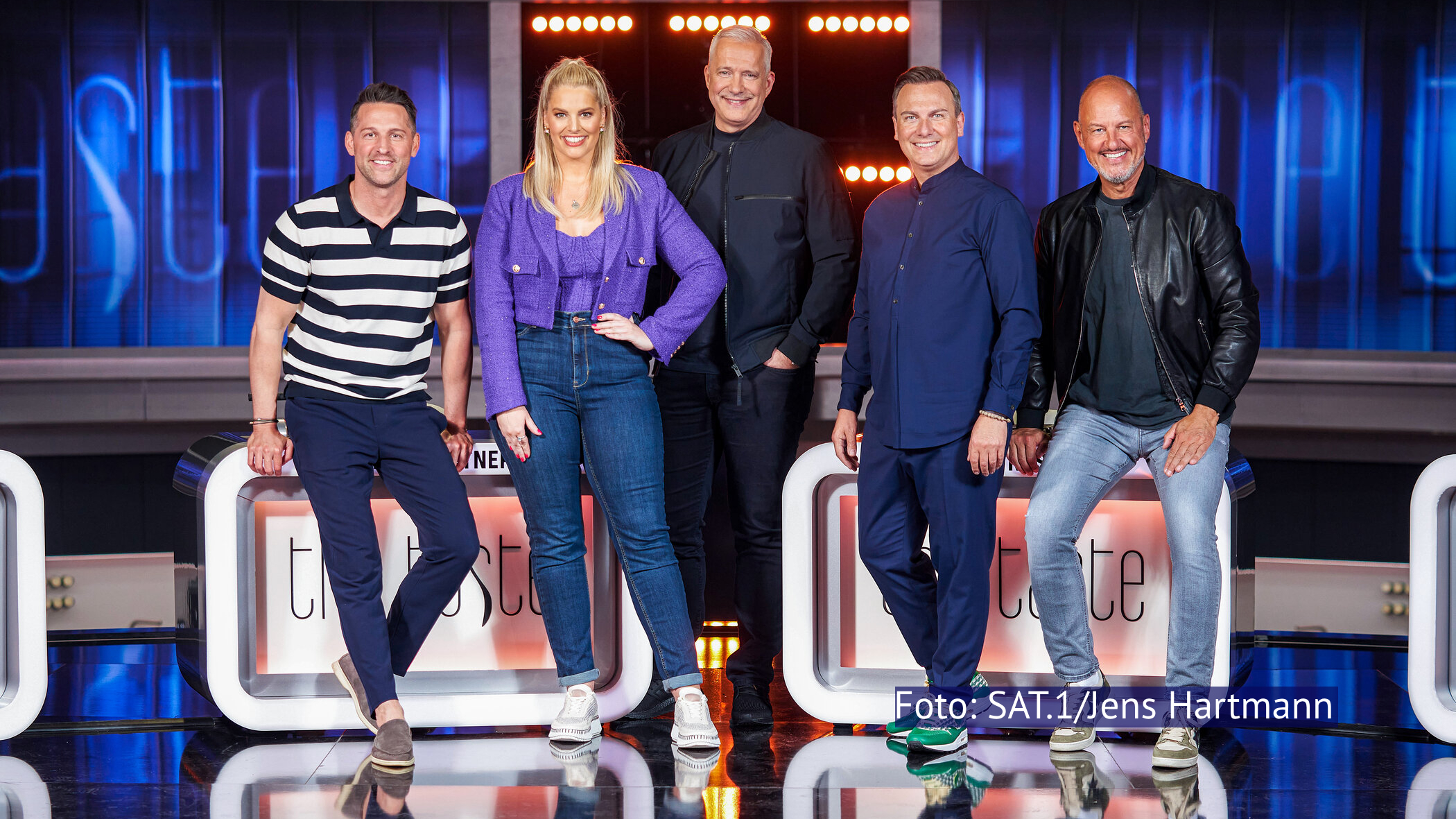 Am 25. Oktober feiert Sat.1 zur Primetime den Auftakt zur zwölften Staffel „The Taste“. Die Coaches Alexander Kumptner, Tim Raue, Frank Rosin und Alexander Hermann sowie Moderatorin Angelina Kirsch stehen bereit, um neue Kandidatinnen und Kandidaten auf ihrem Weg zum perfekten Genusslöffel und 50.000 Euro zu begleiten. (Foto: Sat.1/Jens Hartmann)