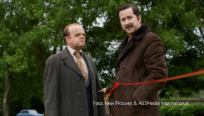 MagentaTV geht mit der neuen sechsteilige True Crime-Serie „The Long Shadow“ auf die Jagd nach einem der brutalsten Serienmörder in der Geschichte Großbritanniens. In den Rollen der beiden Kommissare ermitteln die britischen Schauspieler Toby Jones und David Morrissey im Fall des „Yorkshire Ripper“. (Foto: New Pictures/All3Media International)