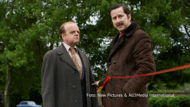 MagentaTV geht mit der neuen sechsteilige True Crime-Serie „The Long Shadow“ auf die Jagd nach einem der brutalsten Serienmörder in der Geschichte Großbritanniens. In den Rollen der beiden Kommissare ermitteln die britischen Schauspieler Toby Jones und David Morrissey im Fall des „Yorkshire Ripper“. (Foto: New Pictures/All3Media International)