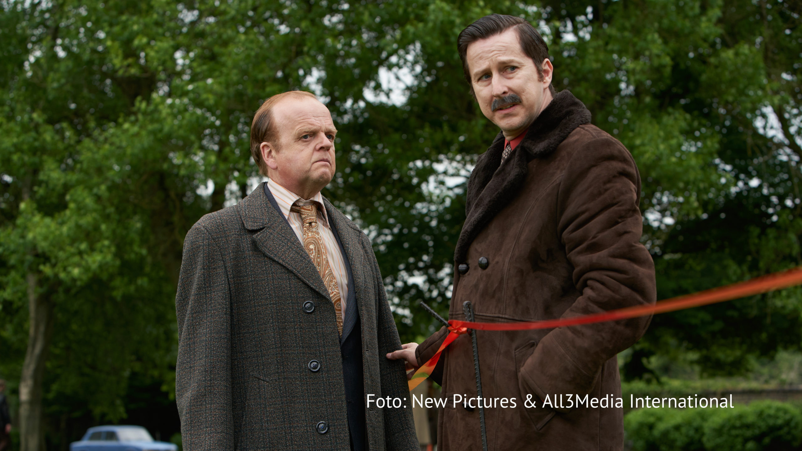 MagentaTV geht mit der neuen sechsteilige True Crime-Serie „The Long Shadow“ auf die Jagd nach einem der brutalsten Serienmörder in der Geschichte Großbritanniens. In den Rollen der beiden Kommissare ermitteln die britischen Schauspieler Toby Jones und David Morrissey im Fall des „Yorkshire Ripper“. (Foto: New Pictures/All3Media International)