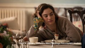 Die dreiteilige britische Literaturverfilmung „The Pursuit of Love“ mit Lily James in einer Hauptrolle kommt nun auch nach Deutschland. Ab dem 1. Juli ist die romantische Komödie exklusiv bei MagentaTV abrufbar. (Foto: R. Viglasky/Theodora Films/Moonage Pictures/BBC Studios)