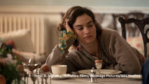 Die dreiteilige britische Literaturverfilmung „The Pursuit of Love“ mit Lily James in einer Hauptrolle kommt nun auch nach Deutschland. Ab dem 1. Juli ist die romantische Komödie exklusiv bei MagentaTV abrufbar. (Foto: R. Viglasky/Theodora Films/Moonage Pictures/BBC Studios)