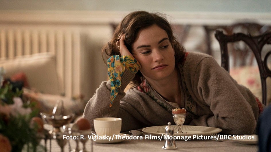 Die dreiteilige britische Literaturverfilmung „The Pursuit of Love“ mit Lily James in einer Hauptrolle kommt nun auch nach Deutschland. Ab dem 1. Juli ist die romantische Komödie exklusiv bei MagentaTV abrufbar. (Foto: R. Viglasky/Theodora Films/Moonage Pictures/BBC Studios)