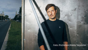 Für seine Reportage-Reihe „Uncovered“ begibt sich ProSieben-Journalist Thilo Mischke immer mal wieder auf gefährliches Terrain. In der morgigen Folge begegnet er dabei „Frauen der Unterwelt“, die ihm von ihren Verwicklungen in Themen wie Mafia, Mord und Blutgeld berichten. (Foto: ProSieben/Nikita Teryoshin)