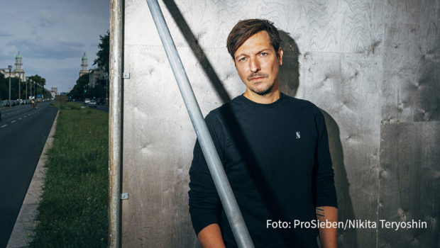 Für seine Reportage-Reihe „Uncovered“ begibt sich ProSieben-Journalist Thilo Mischke immer mal wieder auf gefährliches Terrain. In der morgigen Folge begegnet er dabei „Frauen der Unterwelt“, die ihm von ihren Verwicklungen in Themen wie Mafia, Mord und Blutgeld berichten. (Foto: ProSieben/Nikita Teryoshin)