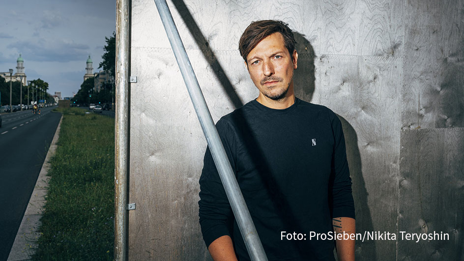 Für seine Reportage-Reihe „Uncovered“ begibt sich ProSieben-Journalist Thilo Mischke immer mal wieder auf gefährliches Terrain. In der morgigen Folge begegnet er dabei „Frauen der Unterwelt“, die ihm von ihren Verwicklungen in Themen wie Mafia, Mord und Blutgeld berichten. (Foto: ProSieben/Nikita Teryoshin)