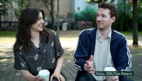 Die niederländisch-belgisch-deutsche Dramedy-Serie „This is gonna be great“ läuft ab 27. September in der ZDF-Mediathek und zudem als Binge-Event bei ZDFneo. Rein Mulder spielt darin den Niederländer David, der nach seinem Beziehungs-Aus in Berlin strandet und dort schon bald neue Freunde wie die von Mona Vojacek Koper gespielte Hanna findet. (Foto: Ton Peters)