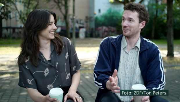 Die niederländisch-belgisch-deutsche Dramedy-Serie „This is gonna be great“ läuft ab 27. September in der ZDF-Mediathek und zudem als Binge-Event bei ZDFneo. Rein Mulder spielt darin den Niederländer David, der nach seinem Beziehungs-Aus in Berlin strandet und dort schon bald neue Freunde wie die von Mona Vojacek Koper gespielte Hanna findet. (Foto: Ton Peters)