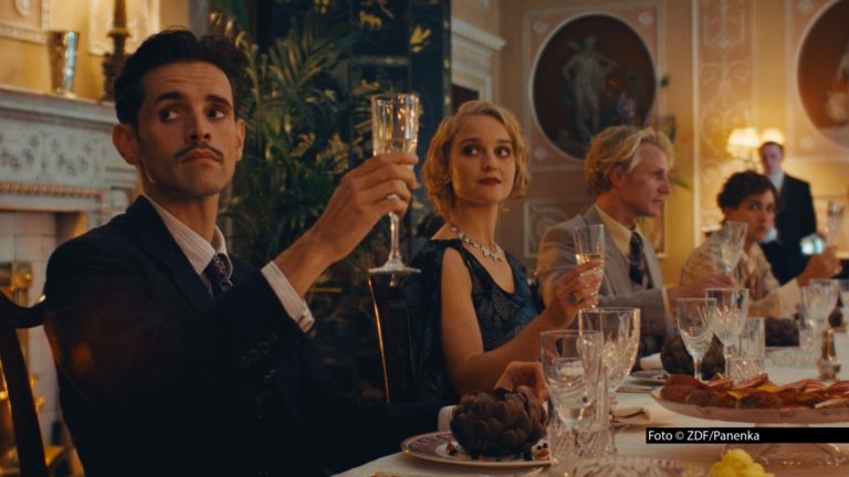 Reale Charaktere aus der Kunstgeschichte wie Salvador Dalí, Lee Miller oder Max Ernst sind die Protagonisten der fiktionalen Krimiserie „This Is Not A Murder Mystery”, die ab dem 5. August linear bei ZDFneo ausgestrahlt wird. Der Surrealist René Magritte wird darin zum Mordermittler. Foto © ZDF/Panenka
