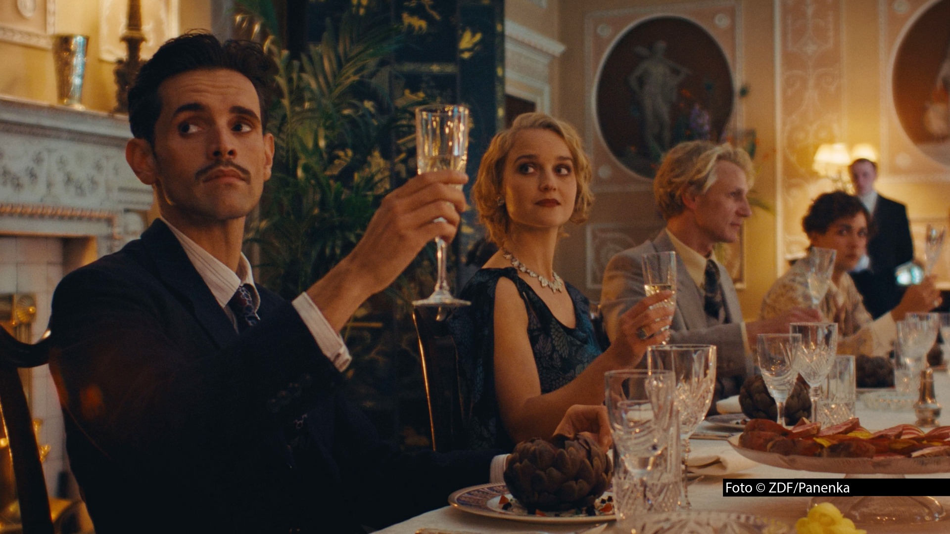 Reale Charaktere aus der Kunstgeschichte wie Salvador Dalí, Lee Miller oder Max Ernst sind die Protagonisten der fiktionalen Krimiserie „This Is Not A Murder Mystery”, die ab dem 5. August linear bei ZDFneo ausgestrahlt wird. Der Surrealist René Magritte wird darin zum Mordermittler. Foto © ZDF/Panenka