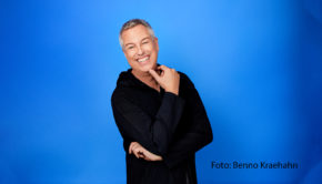 Entertainer Thomas Hermanns hat für seinen „Quatsch Comedy Club“ eine neue Spielstätte in Hamburg gefunden. Dort wird ab sofort drei Mal pro Woche auf dem in der Nähe der Elbphilharmonie vor Anker liegenden Raddampfer „Mississippi Queen“ gespielt. (Foto: Benno Kraehahn)