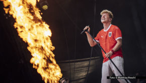 Gute Nachrichten für Thorsteinn Einarsson: Während seiner Tour erfuhr er, dass sein brandneues Album „Teardrops & Confettiguns“ Platz 2 der Austria Top 40 eroberte. Am 2. April tritt der isländische Singer-Songwriter in der Arena Wien auf. Eine Deutschland-Tour wird gerade vorbereitet. (Foto: © Matthias Heschl)