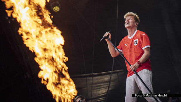 Gute Nachrichten für Thorsteinn Einarsson: Während seiner Tour erfuhr er, dass sein brandneues Album „Teardrops & Confettiguns“ Platz 2 der Austria Top 40 eroberte. Am 2. April tritt der isländische Singer-Songwriter in der Arena Wien auf. Eine Deutschland-Tour wird gerade vorbereitet. (Foto: © Matthias Heschl)