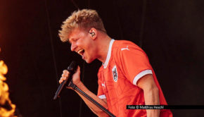 Als Fan der österreichischen Fußball-Nationalmannschaft freut sich Thorsteinn Einarsson in dieser Woche über die gelungene Qualifikation zur Weltmeisterschaft. Darüber hinaus steht der Austro-Isländer mit „Oh Love“ auf der Ö3-Vorschlagsliste für die Amadeus Austrian Music Awards. Foto © Matthias Heschl