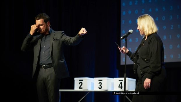 In München feierte der Mentalkünstler und Autor Thorsten Havener den Auftakt seiner neuen Tour „Alles Kopfsache?“. Bis April 2026 folgen auf die gelungene Premiere zahlreiche Auftritte in ganz Deutschland sowie in der österreichischen Hauptstadt Wien. Foto © Bernt Haberland