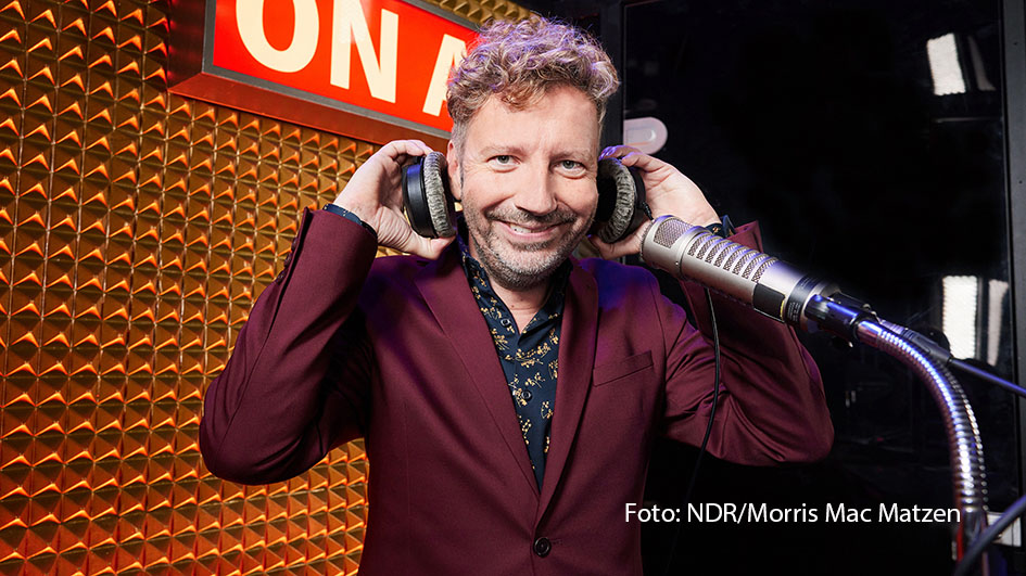Thorsten Schorn ist der neue deutsche Kommentator beim Eurovision Song Contest. Im Mai führt er live aus Malmö durch das erste und zweite Halbfinale sowie das Finale des ESC 2024. ARD-ESC-Teamchef Andreas Gerling: „Ich bin sicher: Thorsten Schorn und ESC – das matcht.“ (Foto: NDR/Morris Mac Matzen)