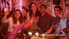 Die 22-jährige Sigge und ihr Freundeskreis stehen im Mittelpunkt der schwedischen Coming-of-Age-Serie „Thunder in my Heart“, die jetzt in der ARD-Mediathek abrufbar ist. Hauptdarstellerin Amy Deasismont fungiert dabei auch als Ideengeberin, Drehbuchautorin und Regisseurin.(Foto: SWR/R-Reel Films/Johan Paulin)