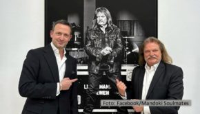 Beim All-Star-Projekt Soulmates sind Till Brönner und Leslie Mandoki Bandkollegen. Am Wochenende trafen sie sich in Mandokis Geburtsstadt Budapest, wo Brönner nicht als Musiker, sondern als Fotograf im Mittelpunkt stand: Er eröffnete dort seine Ausstellung „Identity – Landscape Europe“. (Foto: Facebook/Mandoki Soulmates)