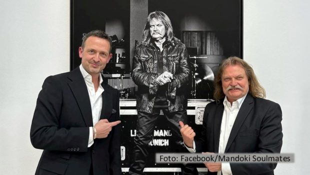 Beim All-Star-Projekt Soulmates sind Till Brönner und Leslie Mandoki Bandkollegen. Am Wochenende trafen sie sich in Mandokis Geburtsstadt Budapest, wo Brönner nicht als Musiker, sondern als Fotograf im Mittelpunkt stand: Er eröffnete dort seine Ausstellung „Identity – Landscape Europe“. (Foto: Facebook/Mandoki Soulmates)