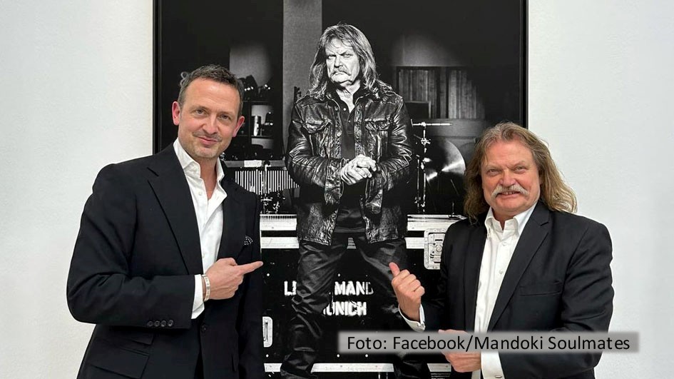 Beim All-Star-Projekt Soulmates sind Till Brönner und Leslie Mandoki Bandkollegen. Am Wochenende trafen sie sich in Mandokis Geburtsstadt Budapest, wo Brönner nicht als Musiker, sondern als Fotograf im Mittelpunkt stand: Er eröffnete dort seine Ausstellung „Identity – Landscape Europe“. (Foto: Facebook/Mandoki Soulmates)