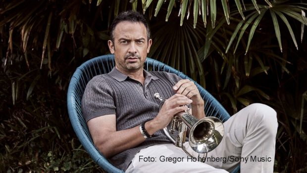 Startrompeter Till Brönner kann sich über einen doppelten Erfolg in den deutschen Jazz-Jahrescharts freuen. Mit dem Album „On Vacation“, das er mit Grammy-Preisträger Bob James aufnahm, belegt er Platz eins in der jetzt veröffentlichten Rangliste für 2021. Hinzu kommt Rang vier für Brönners Weihnachtsalbum „Christmas“. (Foto: Gregor Hohenberg/Sony Music)