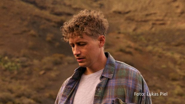 In den kommenden Monaten ist Singer-Songwriter Tim Bendzko, der auch die offizielle MagentaTV-Hymne zur Fußball-Europameisterschaft liefert, wieder live auf der Bühne zu erleben. Bereits am 26. Mai geht’s los mit einem Auftritt bei der Kundgebung „Gemeinsam für unsere Demokratie – für ein starkes Europa“. (Foto: Lukas Piel)