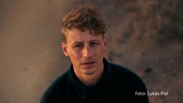 Im Podcast „Fussball MML Daily“ analysieren Maik Nöcker und Lena Cassel an jedem Werktag das aktuelle Geschehen in der Fußballwelt. Prominenter Gast am 28. Juni ist Singer-Songwriter und Fußballfan Tim Bendzko, der mit den beiden auf das anstehende EM-Achtelfinale blickt. (Foto: Lukas Piel)