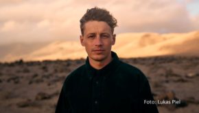 Die Musikfestival-Saison 2024 ist in vollem Gange. An der Ostsee in Eckernförde steht am 6. Juli „Pop am Strand“ auf dem Programm. Dort treten u.a. die Singer-Songwriter Tim Bendzko und Michael Schulte sowie die Electro-Pop-Band ClockClock auf. (Foto: Lukas Piel)