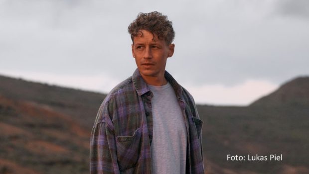 Im Rahmen des Reeperbahn Festivals 2024, das im September in Hamburg stattfindet, wird auch wieder der Musikpreis Anchor an einen vielversprechenden Newcomer-Act vergeben. In der international besetzten Jury sitzt diesmal u.a. der Berliner Singer-Songwriter Tim Bendzko.(Foto: Lukas Piel)