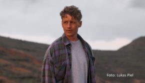 Singer-Songwriter Tim Bendzko ist als fünfter Act für das „Fan Fest EURO 2024“ bestätigt, das am 12. Juni zur Einstimmung auf die Fußball-Europameisterschaft auf der Münchener Theresienwiese stattfindet. Neben Bendzko treten dort Ed Sheeran, Mark Forster, Nelly Furtado und Dylan auf. (Foto: Lukas Piel)