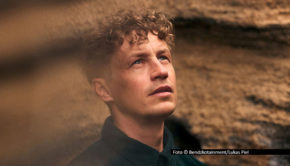 Singer-Songwriter Tim Bendzko veröffentlicht Anfang 2026 sein sechstes Studioalbum „Alles, nur nicht zurück“. Dazu hat er nun auch ein exklusives Release-Konzert angekündigt, das am 27. Januar in Köln stattfindet. Tickets sind im Bundle mit einer signierten Ausgabe des Longplayers erhältlich. (Foto © Bendzkotainment/Lukas Piel)