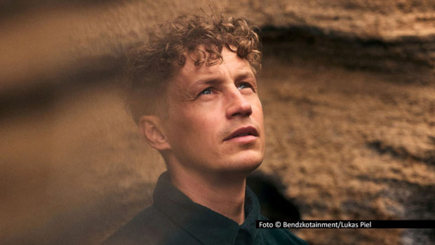 Singer-Songwriter Tim Bendzko veröffentlicht Anfang 2026 sein sechstes Studioalbum „Alles, nur nicht zurück“. Dazu hat er nun auch ein exklusives Release-Konzert angekündigt, das am 27. Januar in Köln stattfindet. Tickets sind im Bundle mit einer signierten Ausgabe des Longplayers erhältlich. (Foto © Bendzkotainment/Lukas Piel)