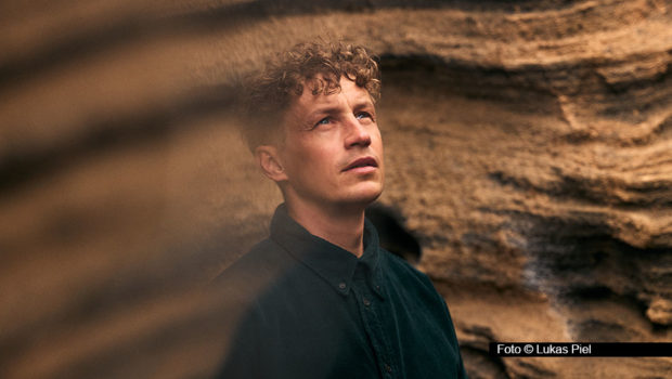 Im Mai geht Tim Bendzko in Deutschland, Österreich und in der Schweiz auf Tour. Im Gepäck hat der Singer-Songwriter sein gerade veröffentlichtes sechstes Studioalbum „Alles, nur nicht zurück“. Der Longplayer erreichte jetzt auf Anhieb Platz 7 der Offiziellen Deutschen Charts. (Foto © Lukas Piel)