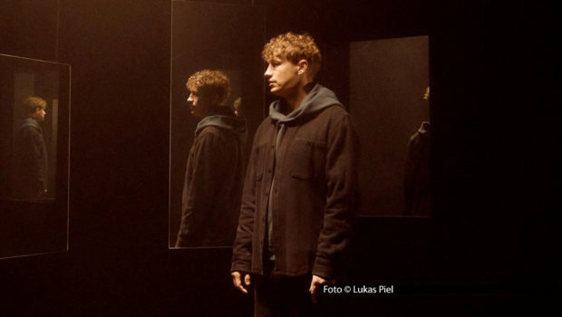 Das neue Album von Tim Bendzko, „Alles, nur nicht zurück“, steht unmittelbar vor der Veröffentlichung. Im Vorfeld hat der Singer-Songwriter nun den Track „Angekommen“ als vierte Single ausgekoppelt. Er ist am 9. Januar digital und als Musikvideo erschienen. Foto © Lukas Piel