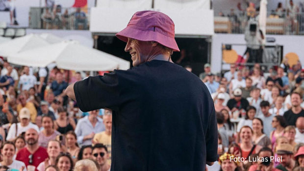 Am 1. August begeisterte Tim Bendzko das Publikum im Deutschen Haus in Paris mit einem einstündigen Konzert. Während der Olympischen Spiele war das Deutsche Haus im Rugbystadion Jean Bouin der zentrale Treffpunkt für das deutsche Team und seine Fans. (Foto: Lukas Piel)