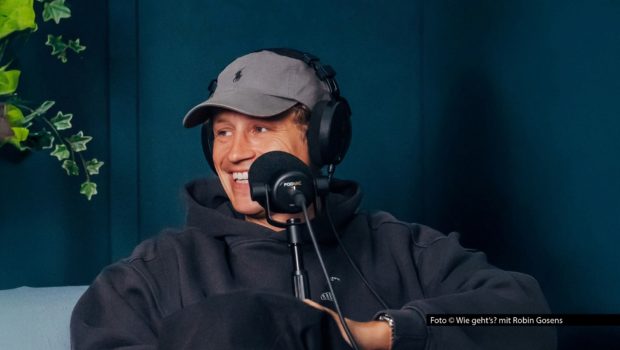 In der neuesten Ausgabe seines Podcasts mit dem Autor Nils Straatmann stellt Profifußballer und Psychologe Robin Gosens dem Singer-Songwriter Tim Bendzko die titelgebende Frage: „Wie geht’s?“ Dabei sprechen sie über die Herausforderungen im Leben eines Künstlers. Foto © Wie geht’s? mit Robin Gosens