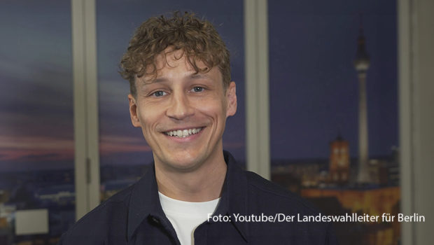 Am 11. Februar findet in Berlin erneut eine Bundestagswahl statt. Nach technischen und organisatorischen Problemen im Jahr 2021, geht’s nun teilweise in die Wiederholung. Um möglichst viele Berlinerinnen und Berliner zum Urnengang zu motivieren, wurde die Kampagne „Berlin braucht deine Stimme!“ ins Leben gerufen, für die Promis wie Tim Bendzko zur Wahl aufrufen. (Foto: Youtube/Der Landeswahlleiter für Berlin)